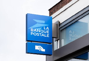 Une enseigne La Banque Postale.