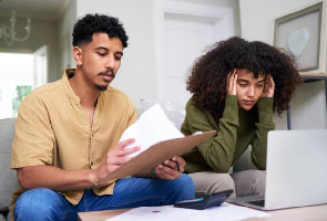 Deux personnes se questionnent devant des documents.