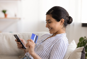 femme tablette canapé
